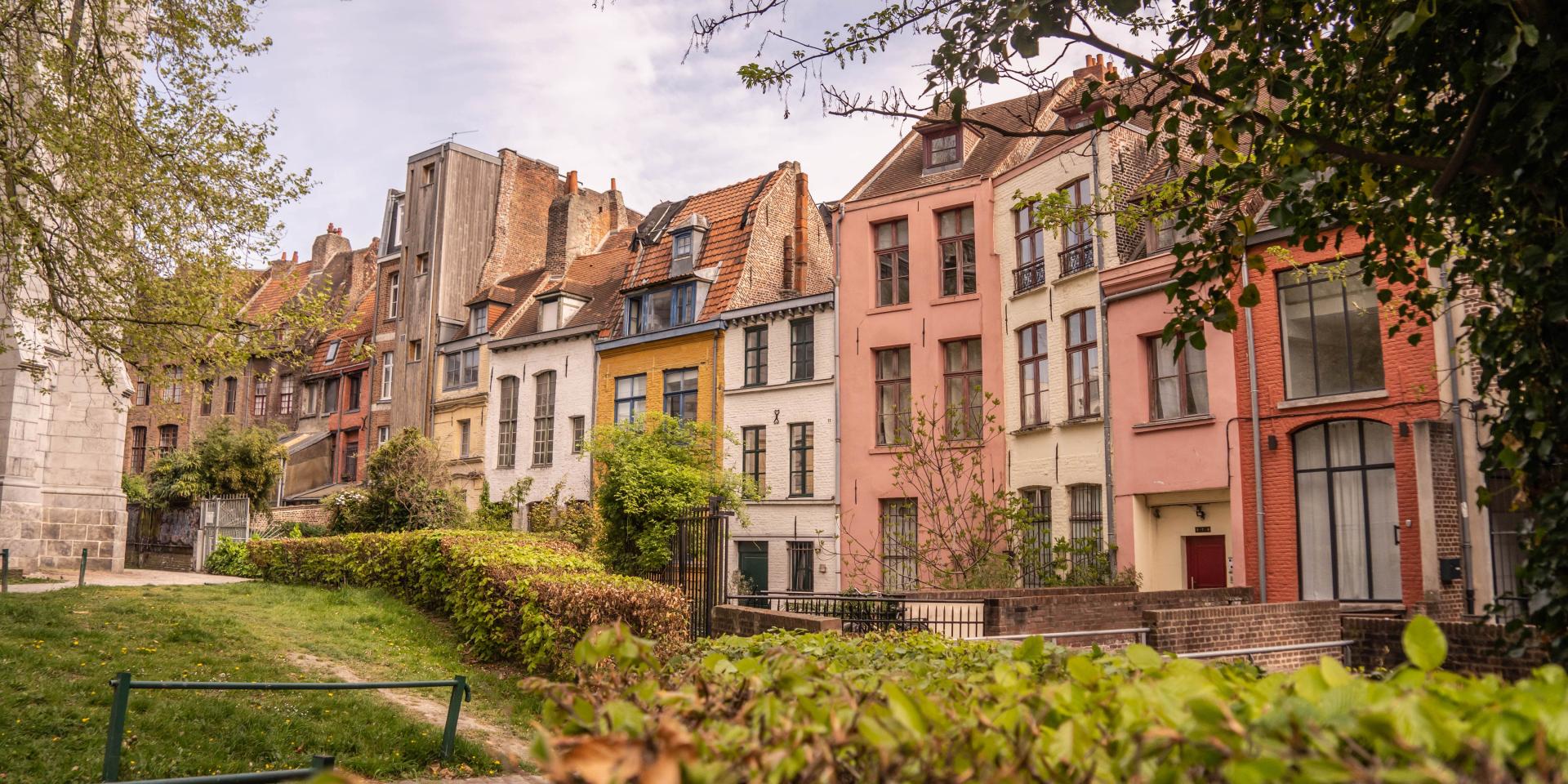 Colorful houses behind the Treille, Place Gilleson
