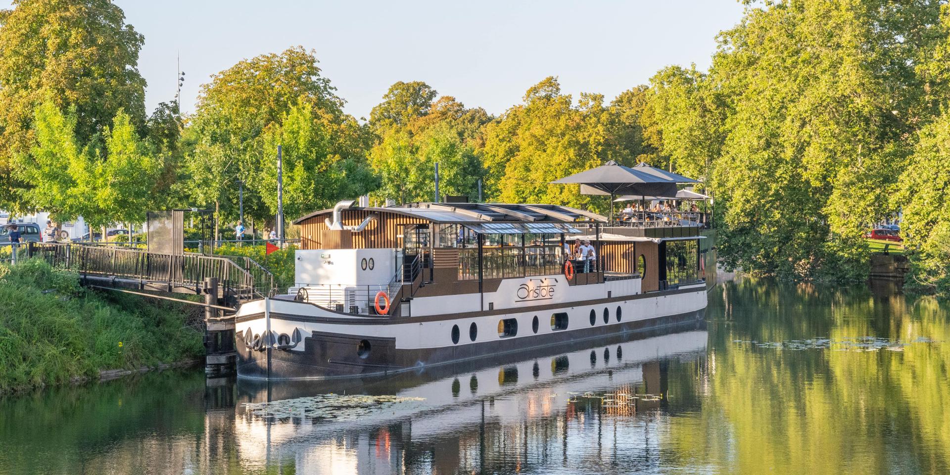 Péniche-Restaurant Aristote aan de rivier de Deûle