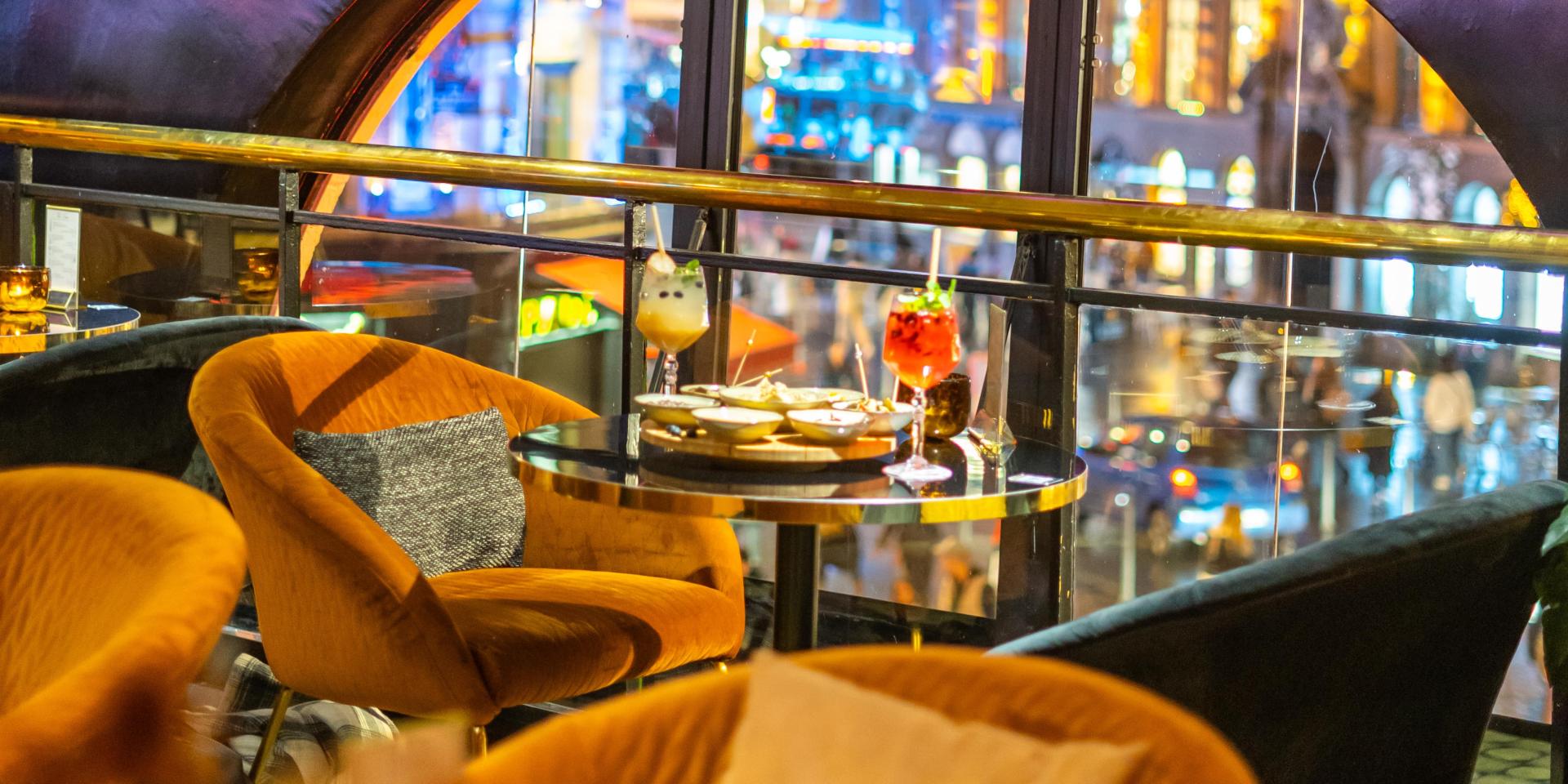 Intérieur du bar The View, au Carlton