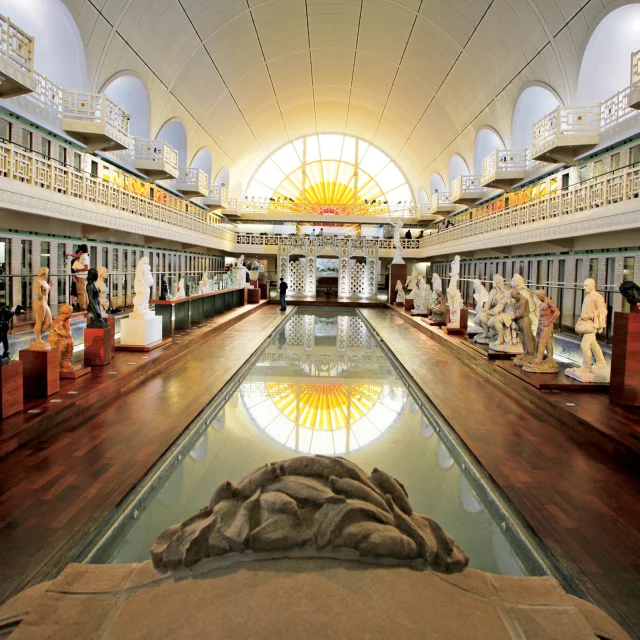 Vue du grand bassin du musée La Piscine