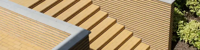 Escalier extérieur en briques jaunes de la Villa Cavrois à Croix, aux lignes géométriques sobres et intégrées au jardin.