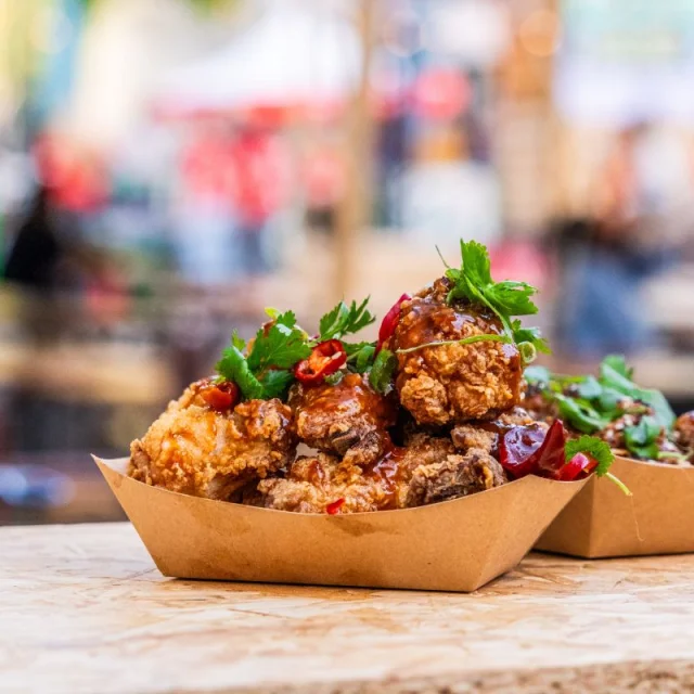 Portion de poulet frit garni de coriandre et piments rouges, servie au Lille Street Food Festival.